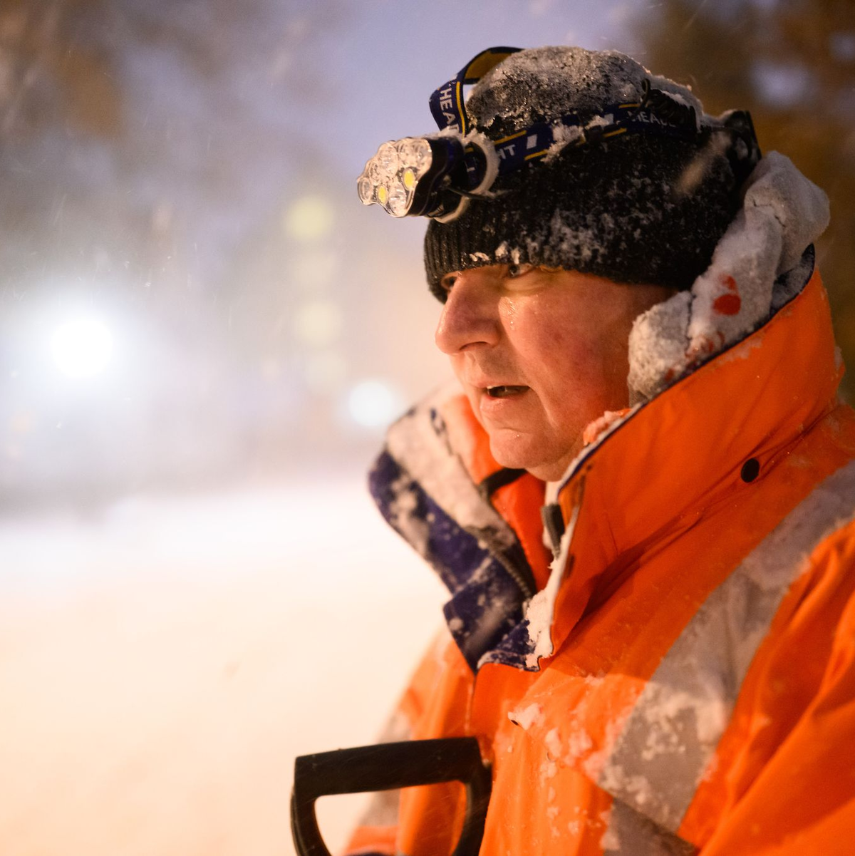 «Das wird ein langer Tag», sagte Götz Harbart beim Schneeschippen. - Foto: Julian Stratenschulte/dpa