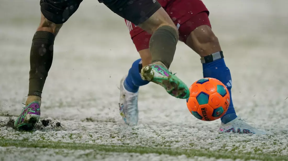 Was ist die richtige Spielkleidung bei Kälte und Schnee? (Archivbild) - Bild: Marcus Brandt/dpa