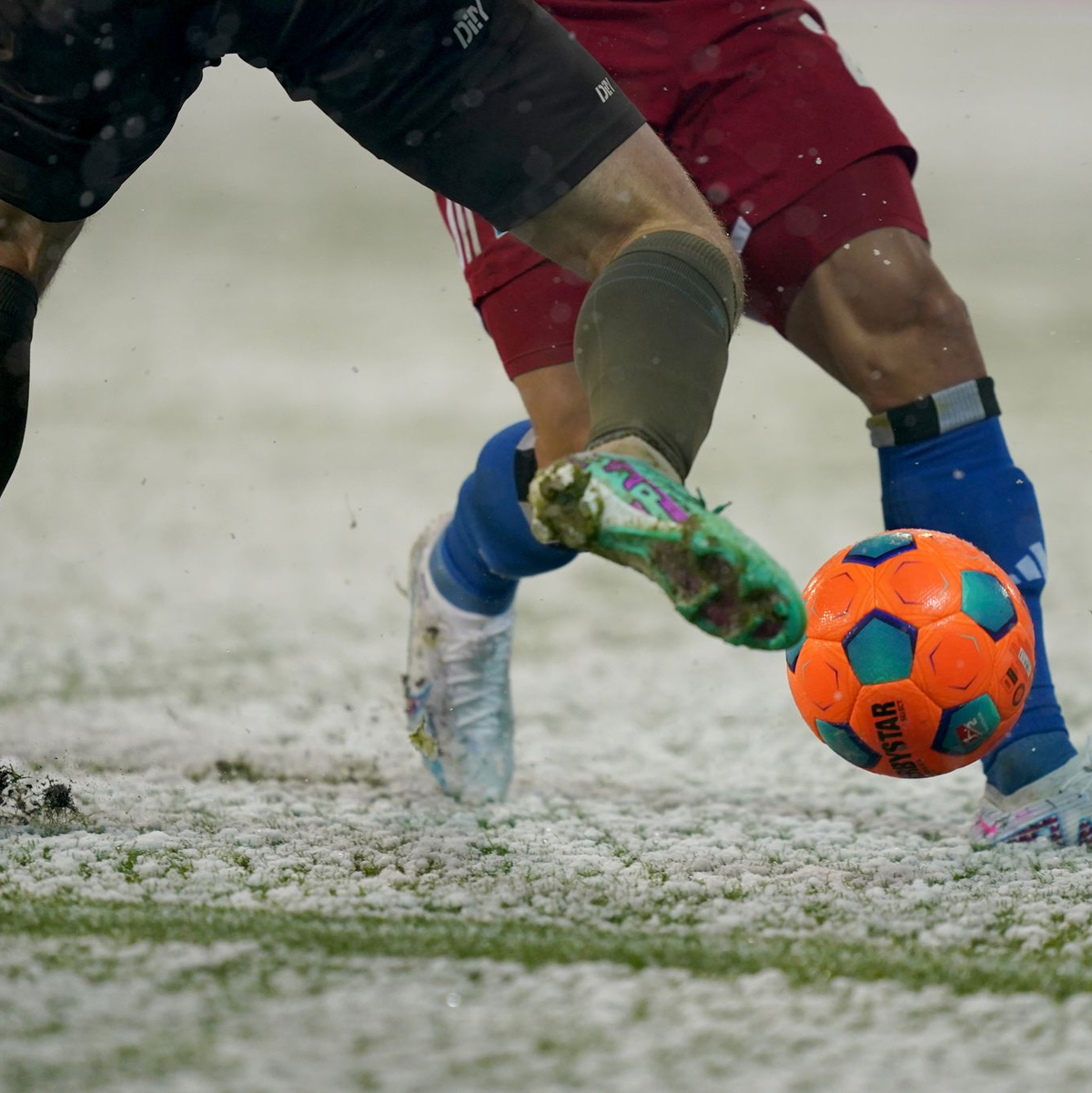 Was ist die richtige Spielkleidung bei Kälte und Schnee? (Archivbild) - Foto: Marcus Brandt/dpa