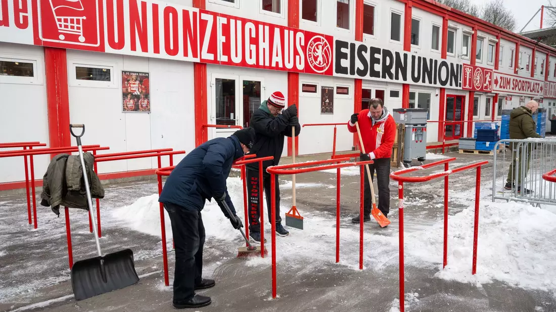 Freiwillige Fans des 1. FC Union befreien Wege und Parkplätze am und im Stadion An der Alten Försterei von Schnee. - Bild: Matthias Koch/dpa