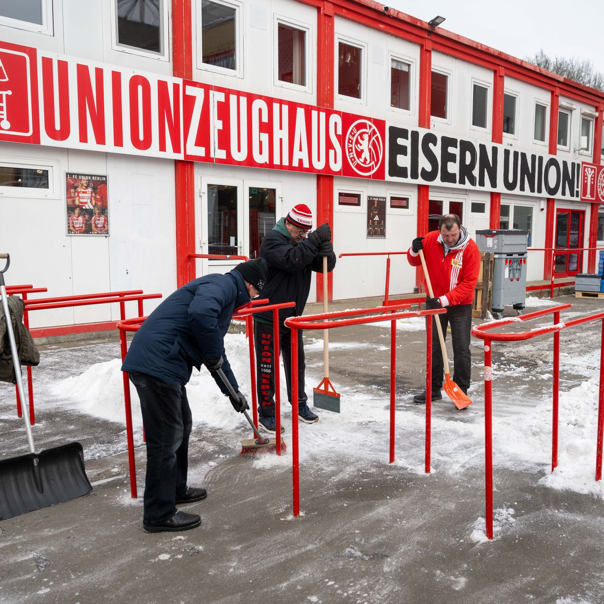 Freiwillige Fans des 1. FC Union befreien Wege und Parkplätze am und im Stadion An der Alten Försterei von Schnee. - Foto: Matthias Koch/dpa