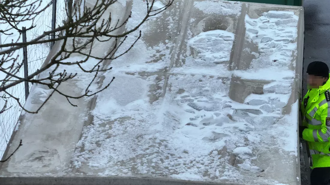 Mittelhessen: LAHN-DILL-KREIS: Verkehrspolizei kontrolliert Schnee und Eis auf Fahrzeugdächern - 52 Fahrzeuge beanstandet - Bild: presseportal.de