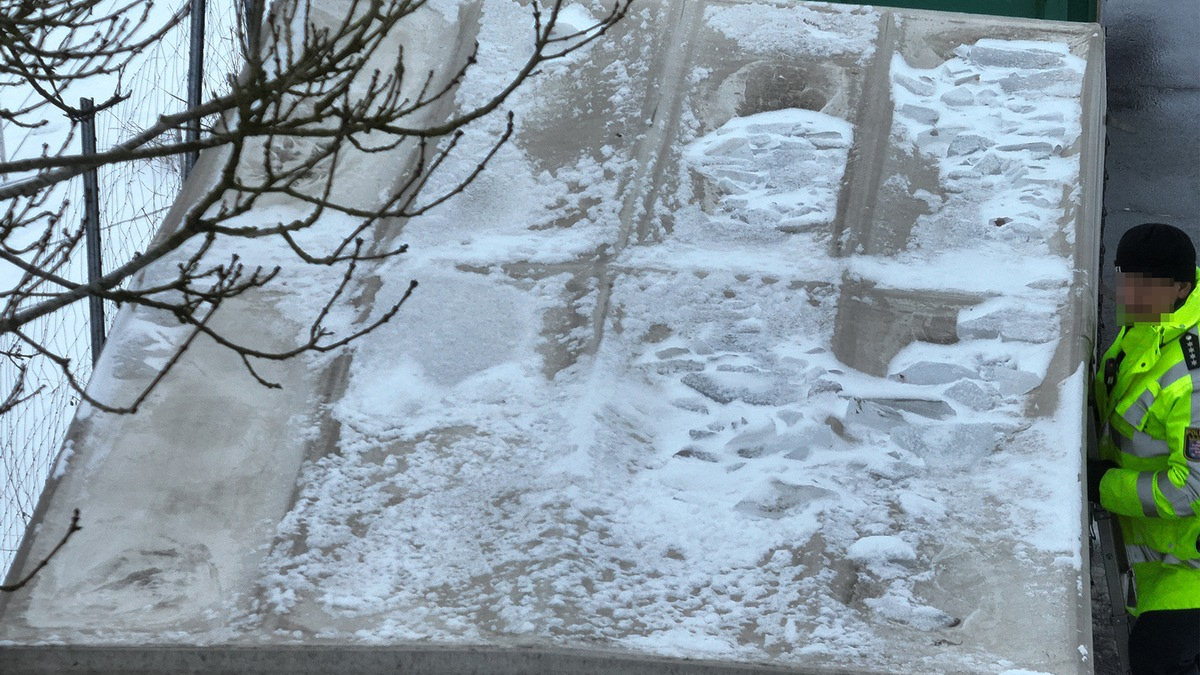 Mittelhessen: LAHN-DILL-KREIS: Verkehrspolizei kontrolliert Schnee und Eis auf Fahrzeugdächern - 52 Fahrzeuge beanstandet - Foto: presseportal.de