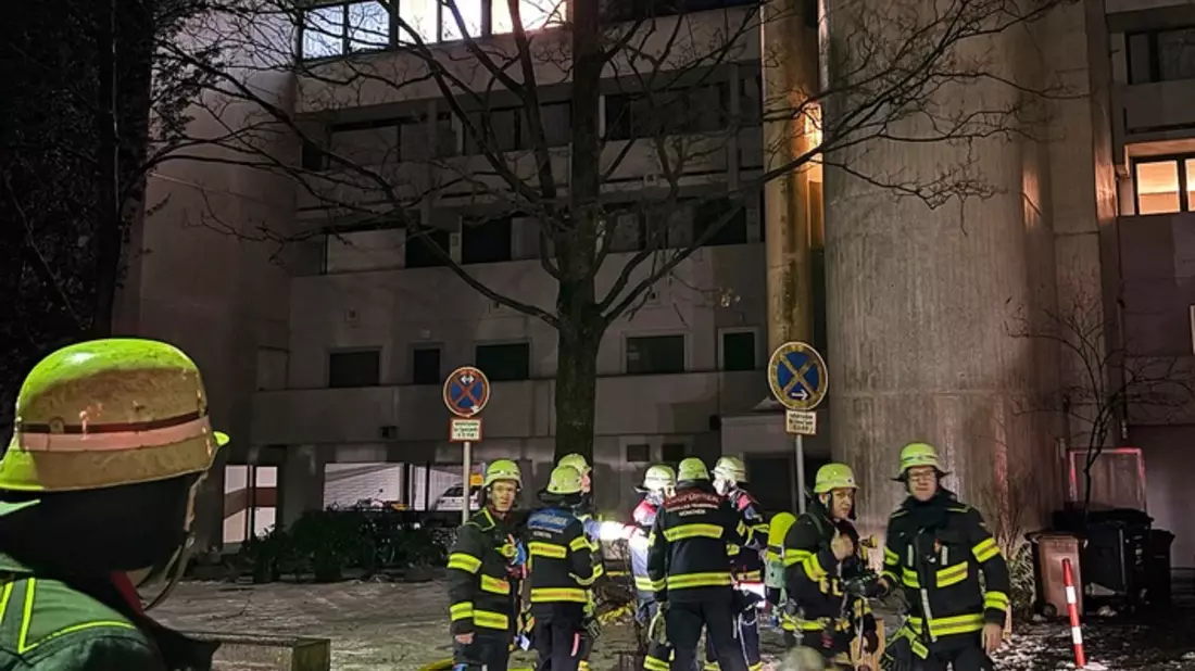 FW-M: Ein Toter nach Brand in Hochhaus (Olympisches Dorf) - Bild: presseportal.de