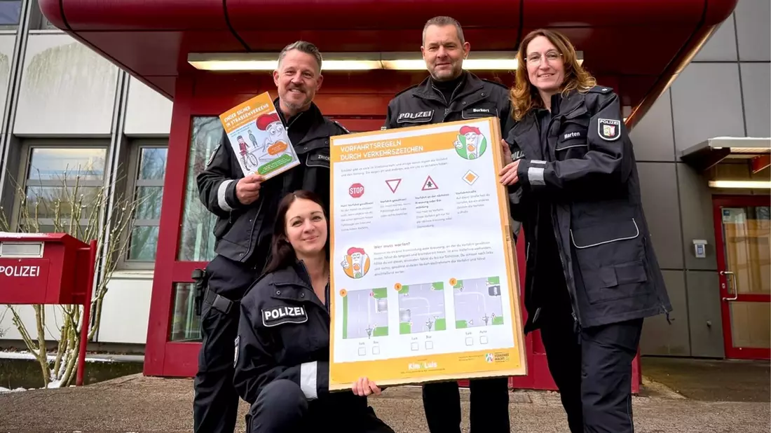 POL-HL: HL-Stadtgebiet 1800 kostenlose Mal- und Arbeitshefte Kinder sicher im Straßenverkehr für Lübecker Grundschulen - Bild: presseportal.de