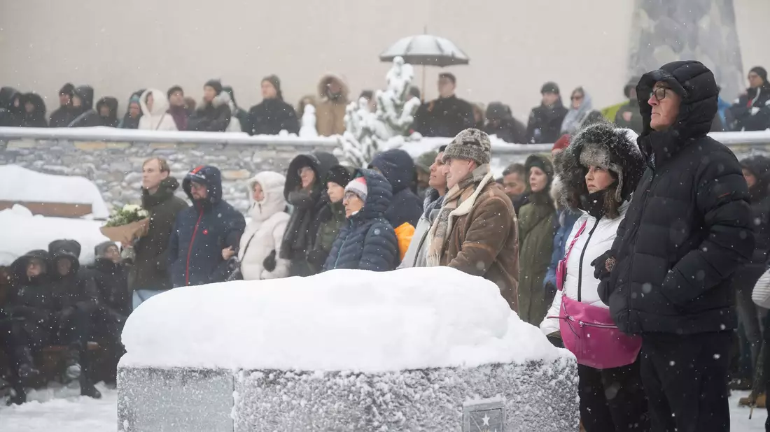 Bei der Trauerfeier für die Opfer des Infernos von Crans-Montana ruhte in der Schweiz für Minuten das öffentliche Leben. - Bild: Alessandro Della Valle/KEYSTONE/dpa