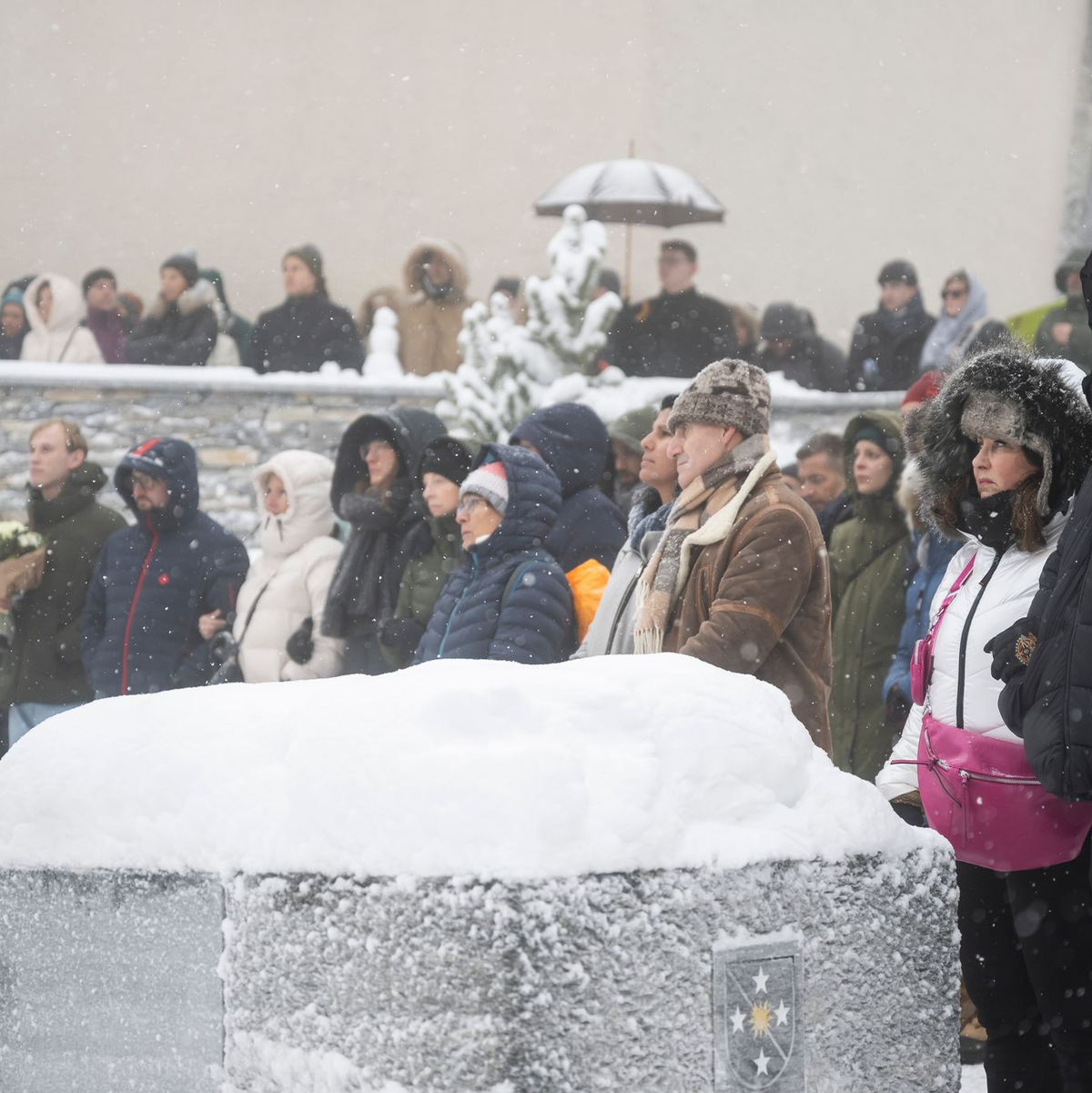 Bei der Trauerfeier für die Opfer des Infernos von Crans-Montana ruhte in der Schweiz für Minuten das öffentliche Leben. - Foto: Alessandro Della Valle/KEYSTONE/dpa