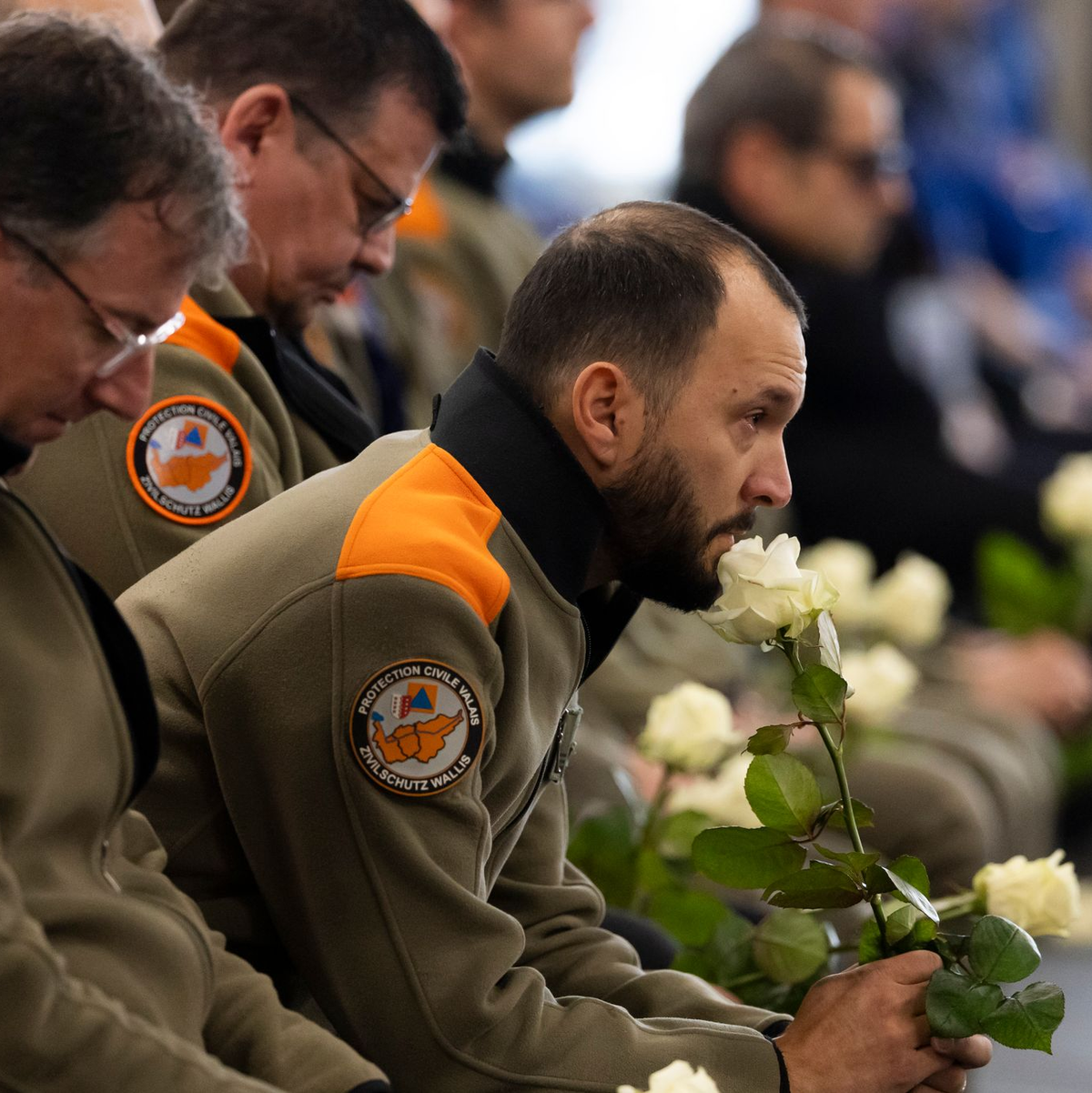 Auch für viele Retter war das Geschehen in Crans-Montana erschütternd. - Foto: Michael Buholzer/KEYSTONE/dpa