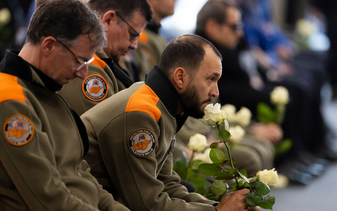 Auch für viele Retter war das Geschehen in Crans-Montana erschütternd. - Foto: Michael Buholzer/KEYSTONE/dpa