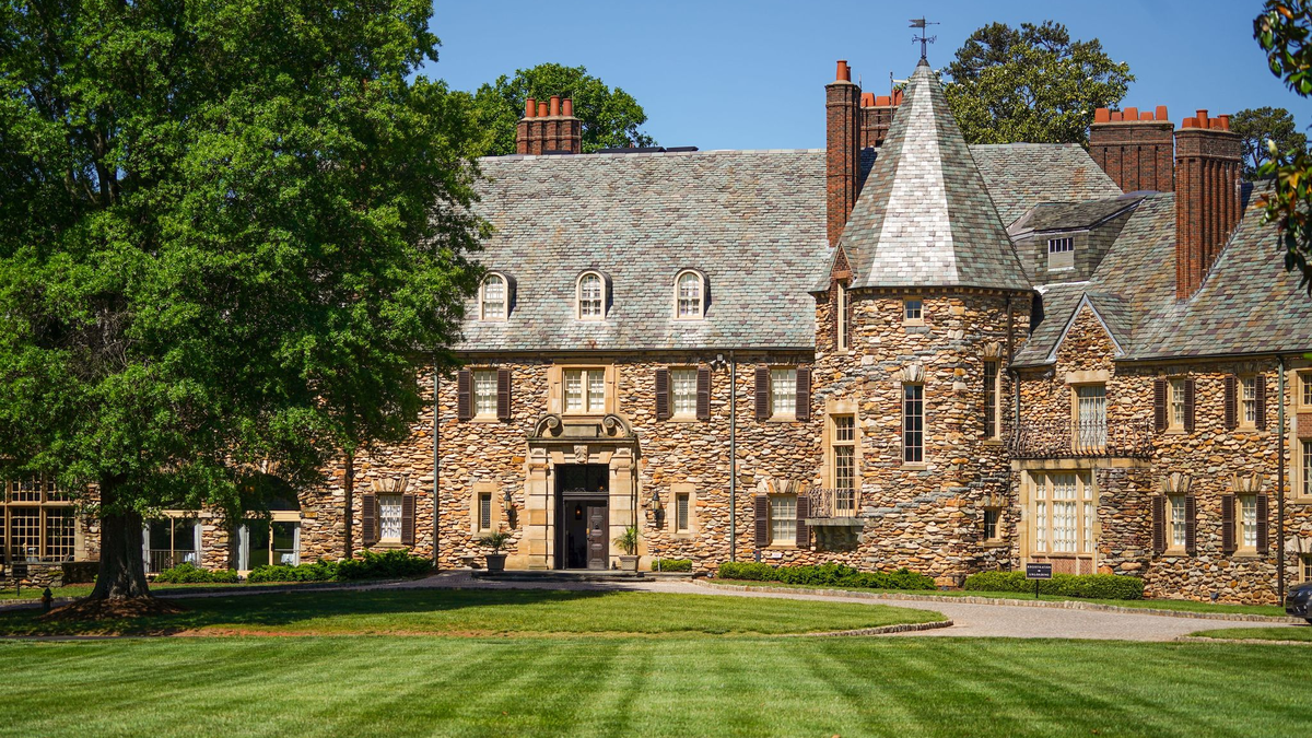 Julian Nagelsmann (l) kickt mit einem kleinen WM-Ball im WM-Quartier der Nationalmannschaft. - Foto: -/Wake Forest Athletics/DFB/dpa
