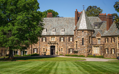 Julian Nagelsmann (l) kickt mit einem kleinen WM-Ball im WM-Quartier der Nationalmannschaft. - Foto: -/Wake Forest Athletics/DFB/dpa Julian Nagelsmann (l) kickt mit einem kleinen WM-Ball im WM-Quartier der Nationalmannschaft. - Foto: -/Wake Forest Athletics/DFB/dpa