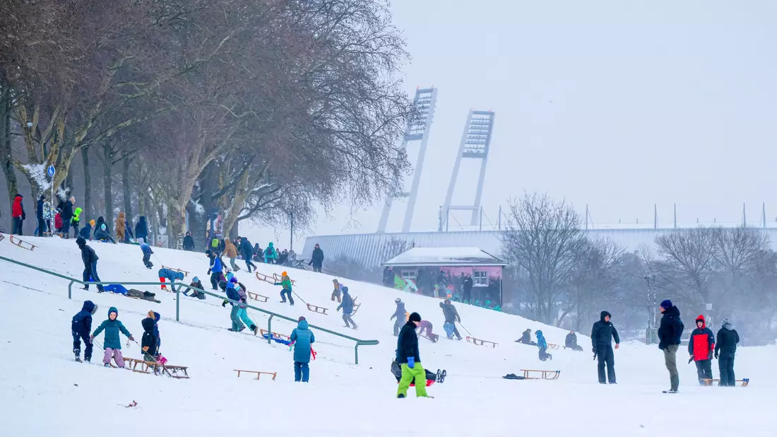 Schnee am Bremer Weserstadion. Das Bundesliga-Spiel zwischen Werder und Hoffenheim wurde abgesagt. - Bild: Sina Schuldt/dpa