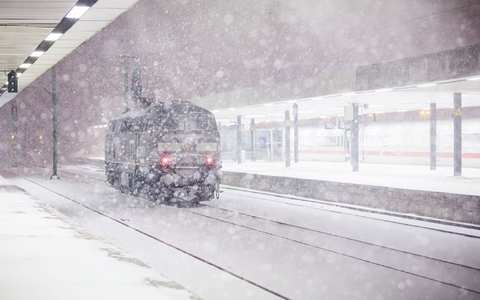 Nichts geht mehr im Großraum Hannover: Der Zugverkehr musste eingestellt werden. - Foto: Moritz Frankenberg/dpa