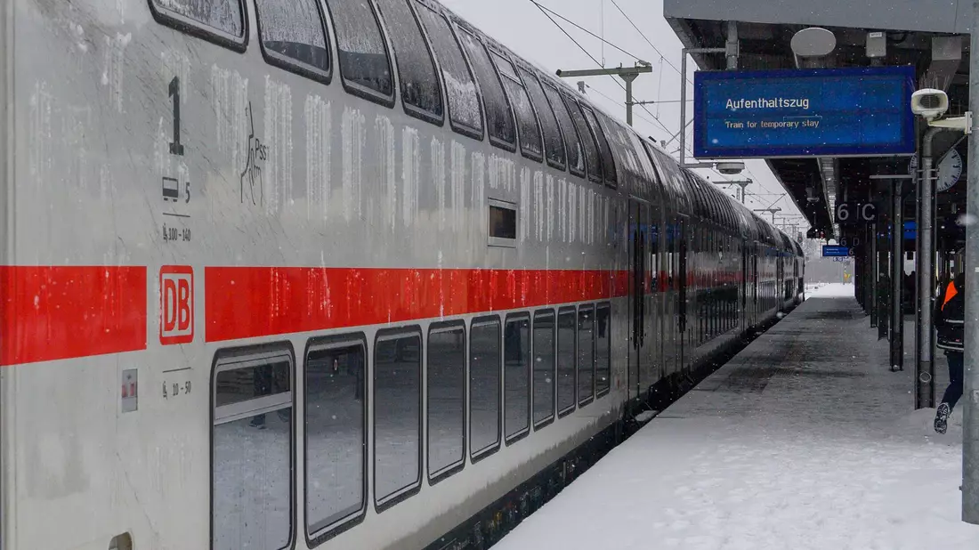 Unterschlupf für gestrandete Reisende: In einigen Bahnhöfen hat die Bahn Züge als Aufenthaltsmöglichkeit zur Verfügung gestellt.  - Bild: Klaus-Dietmar Gabbert/dpa