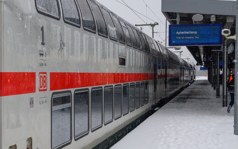 Unterschlupf für gestrandete Reisende: In einigen Bahnhöfen hat die Bahn Züge als Aufenthaltsmöglichkeit zur Verfügung gestellt.  - Foto: Klaus-Dietmar Gabbert/dpa