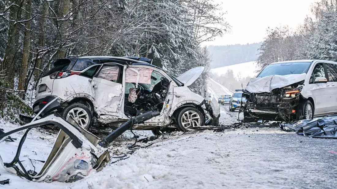 Bei einem Frontalzusammenstoß zweier Autos im bayerischen Landkreis Dingolfing-Landau sind zwei Menschen ums Leben gekommen.  - Bild: Jason Tschepljakow/dpa