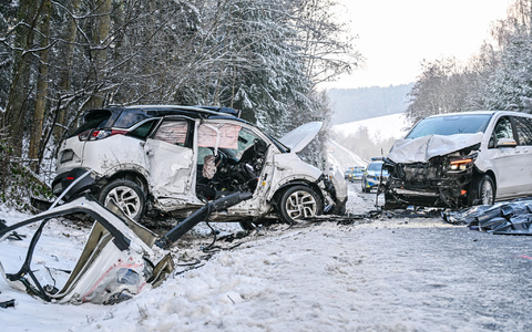 Bei einem Frontalzusammenstoß zweier Autos im bayerischen Landkreis Dingolfing-Landau sind zwei Menschen ums Leben gekommen.  - Foto: Jason Tschepljakow/dpa