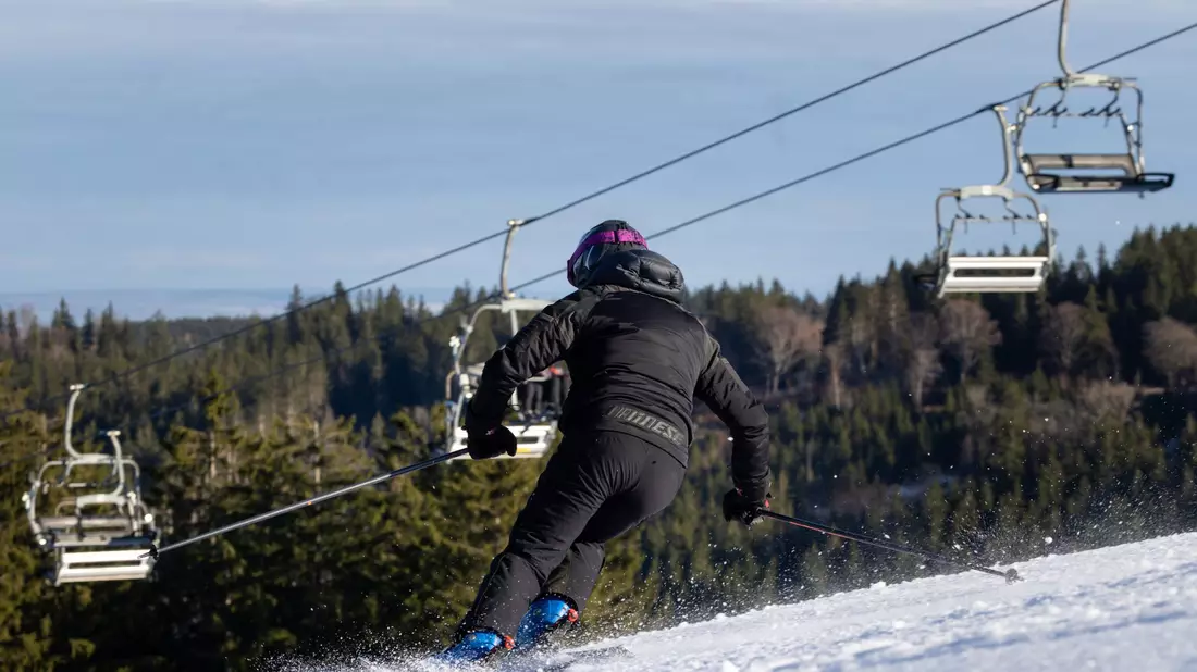 Skivergnügen in Thüringen - am Samstag sind dort wieder alle Skigebiete geöffnet.  - Bild: Michael Reichel/dpa