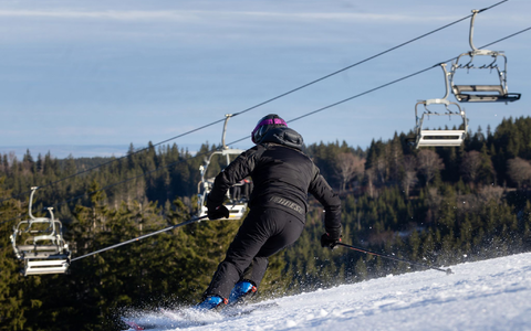Skivergnügen in Thüringen - am Samstag sind dort wieder alle Skigebiete geöffnet.  - Foto: Michael Reichel/dpa