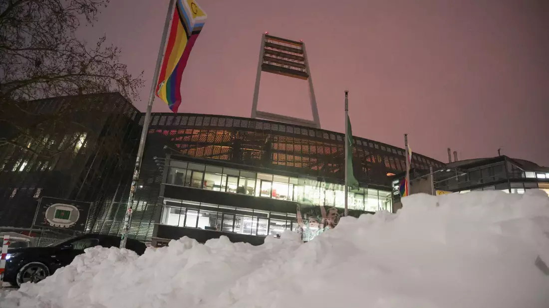 Schnee in Bremen: Das Spiel von Werder gegen 1899 Hoffenheim wurde abgesagt. - Bild: Focke Strangmann/dpa