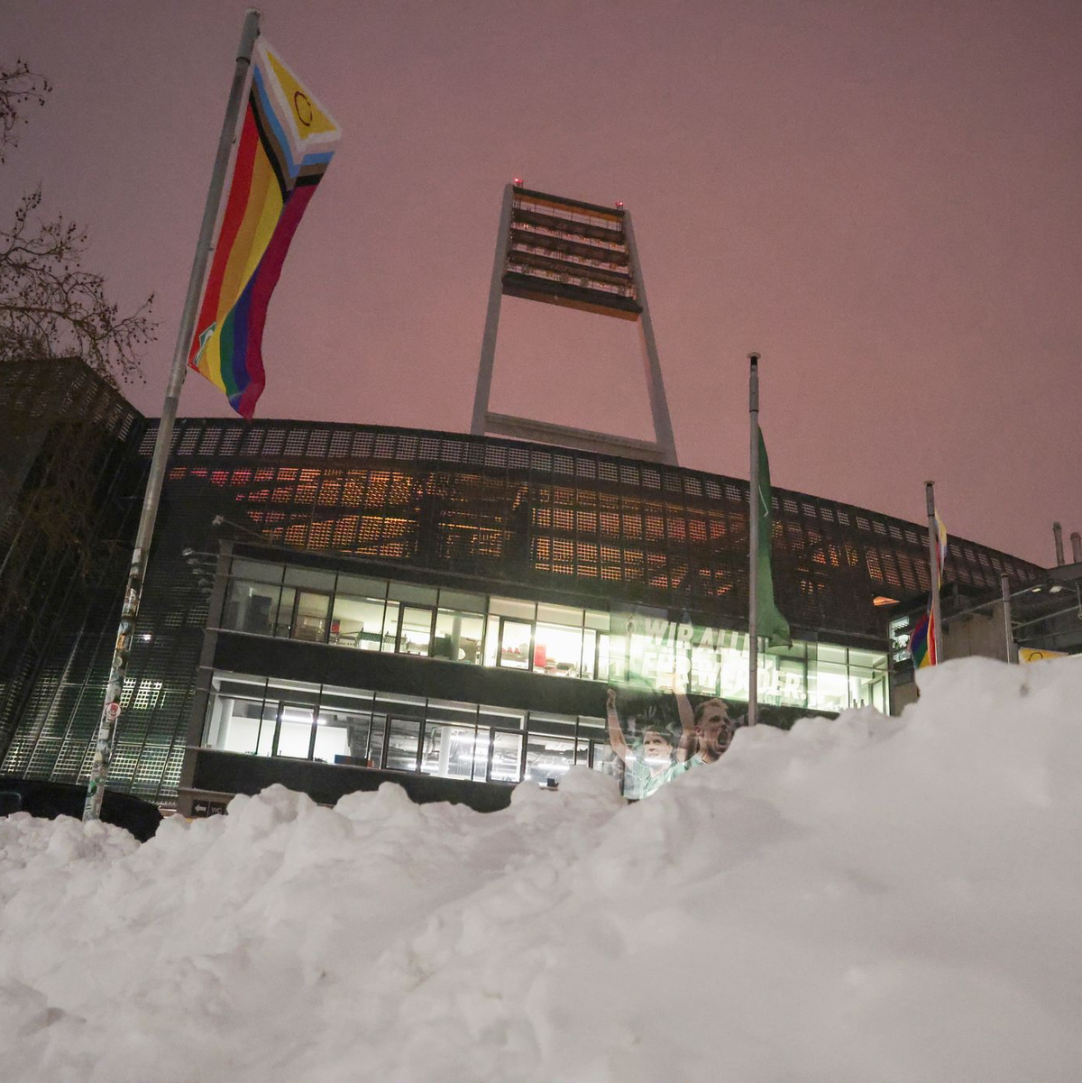 Schnee in Bremen: Das Spiel von Werder gegen 1899 Hoffenheim wurde abgesagt. - Foto: Focke Strangmann/dpa