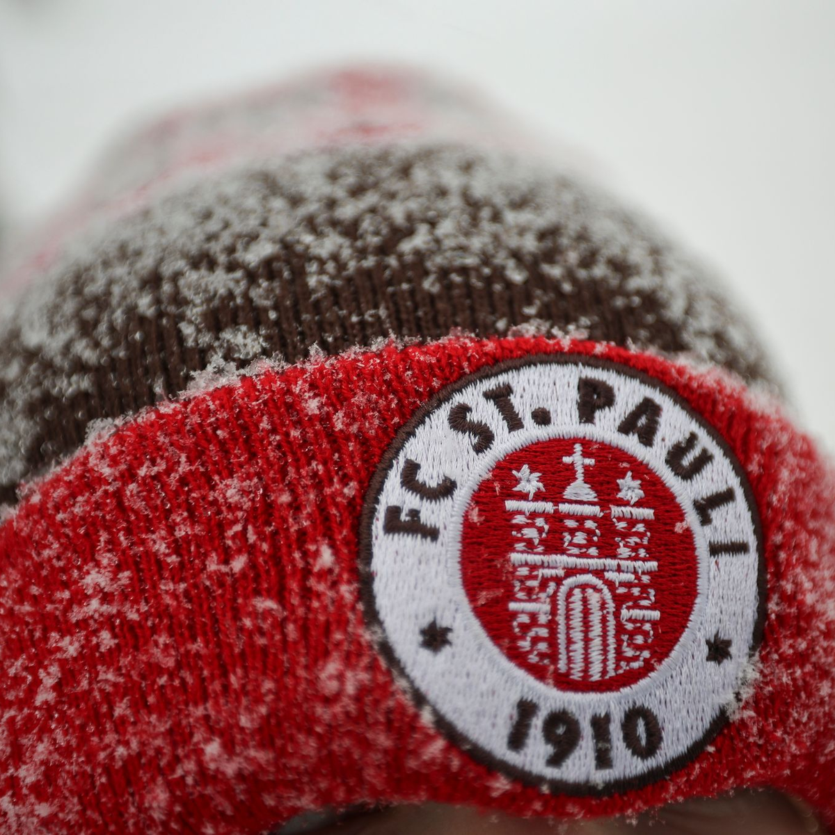 Fans des FC St. Pauli müssen sich am Samstag nicht dem Schnee aussetzen, um ihr Team zu unterstützen. Das abgesagte Spiel wird demnächst nachgeholt. - Foto: Christian Charisius/dpa