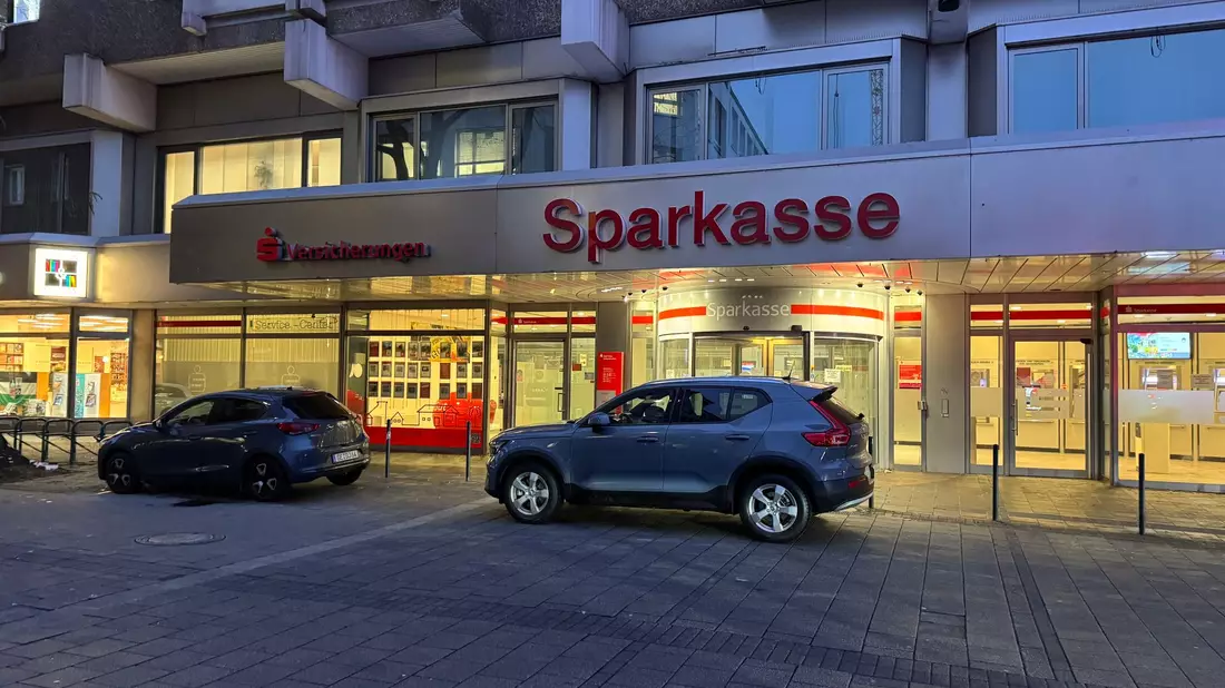 Nach dem Millionen-Coup in Gelsenkirchen hat die Polizei die Bank akribisch durchsucht. (Archivbild) - Bild: Michael Weber/WtV News/dpa
