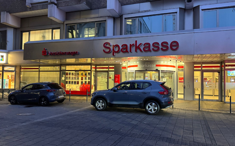 Nach dem Millionen-Coup in Gelsenkirchen hat die Polizei die Bank akribisch durchsucht. (Archivbild) - Foto: Michael Weber/WtV News/dpa
