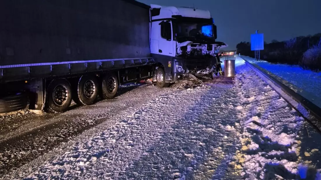 FW-ROW: Sattelzug verunglückt auf der BAB 1 - Feuerwehr pumpt Diesel ab - Bild: presseportal.de