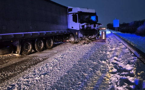 FW-ROW: Sattelzug verunglückt auf der BAB 1 - Feuerwehr pumpt Diesel ab - Foto: presseportal.de