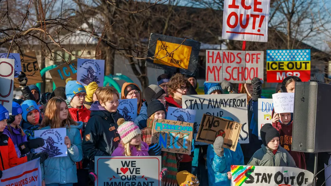 Menschen protestieren gegen die Präsenz der US-Einwanderungsbehörde ICE.  - Bild: Kerem Yücel/Minnesota Public Radio/AP/dpa