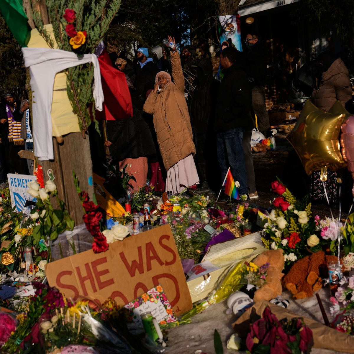 Demonstranten gedenken der erschossenen Renee Good. - Foto: John Locher/AP/dpa