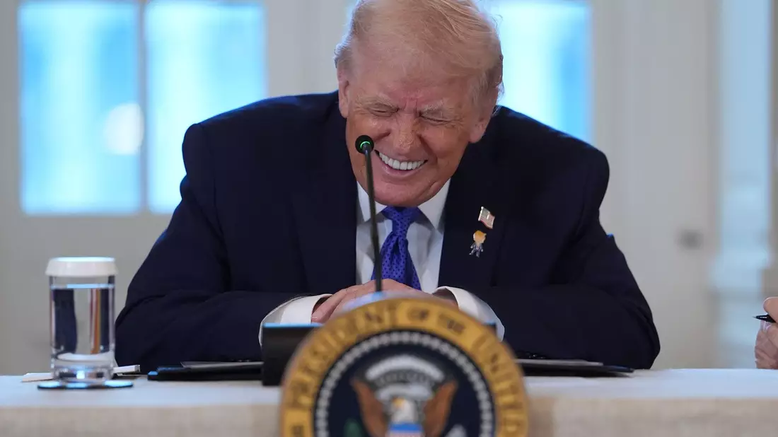 US-Präsident Donald Trump postet auf seiner Plattform Truth Social auch gerne provokative Inhalte. (Archivbild) - Bild: Evan/AP/dpa