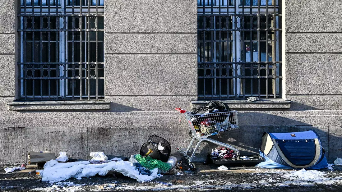 Für sie ist es derzeit besonders gefährlich: Obdachlose in der Winterkälte.  - Bild: Jens Kalaene/dpa