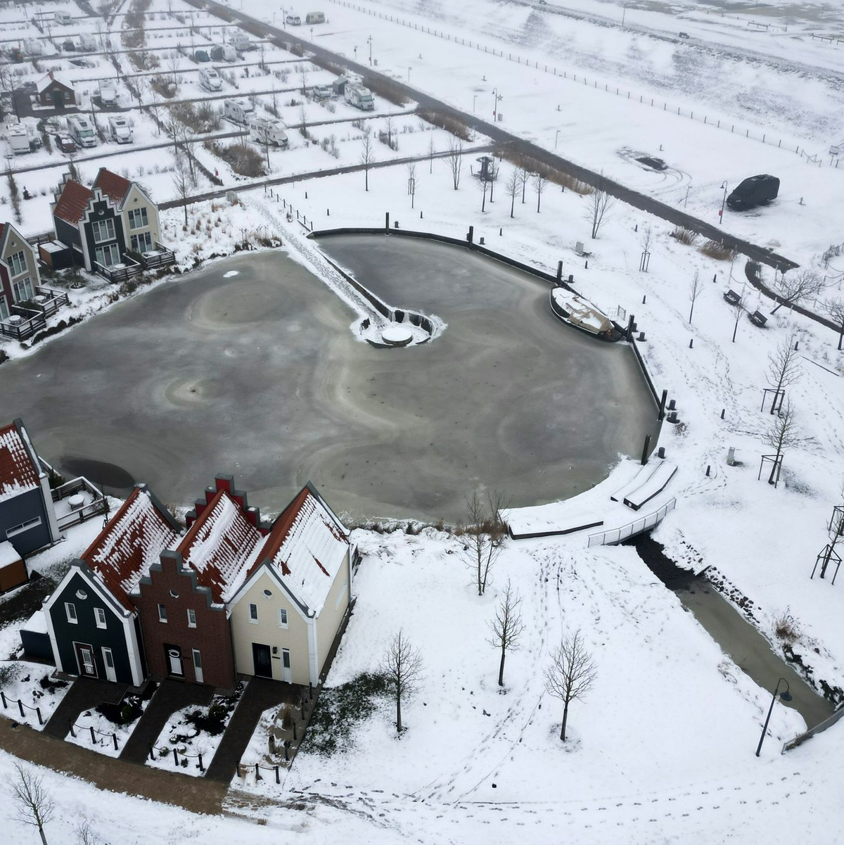 Viele Landschaften sind seit Tagen verschneit - auch in Regionen, in denen das mittlerweile eher selten vorkommt. - Foto: Lars Penning/dpa