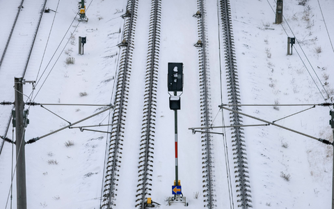 Die Kältewelle lässt viele Züge still stehen.  - Foto: Jan Woitas/dpa