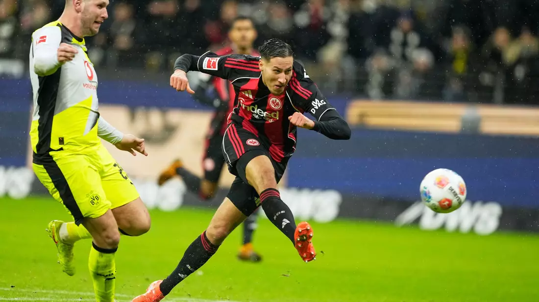Frankfurts Younes Ebnoutalib schoss in seinem ersten Bundesliga-Spiel seinen ersten Treffer. - Bild: Michael Probst/AP/dpa