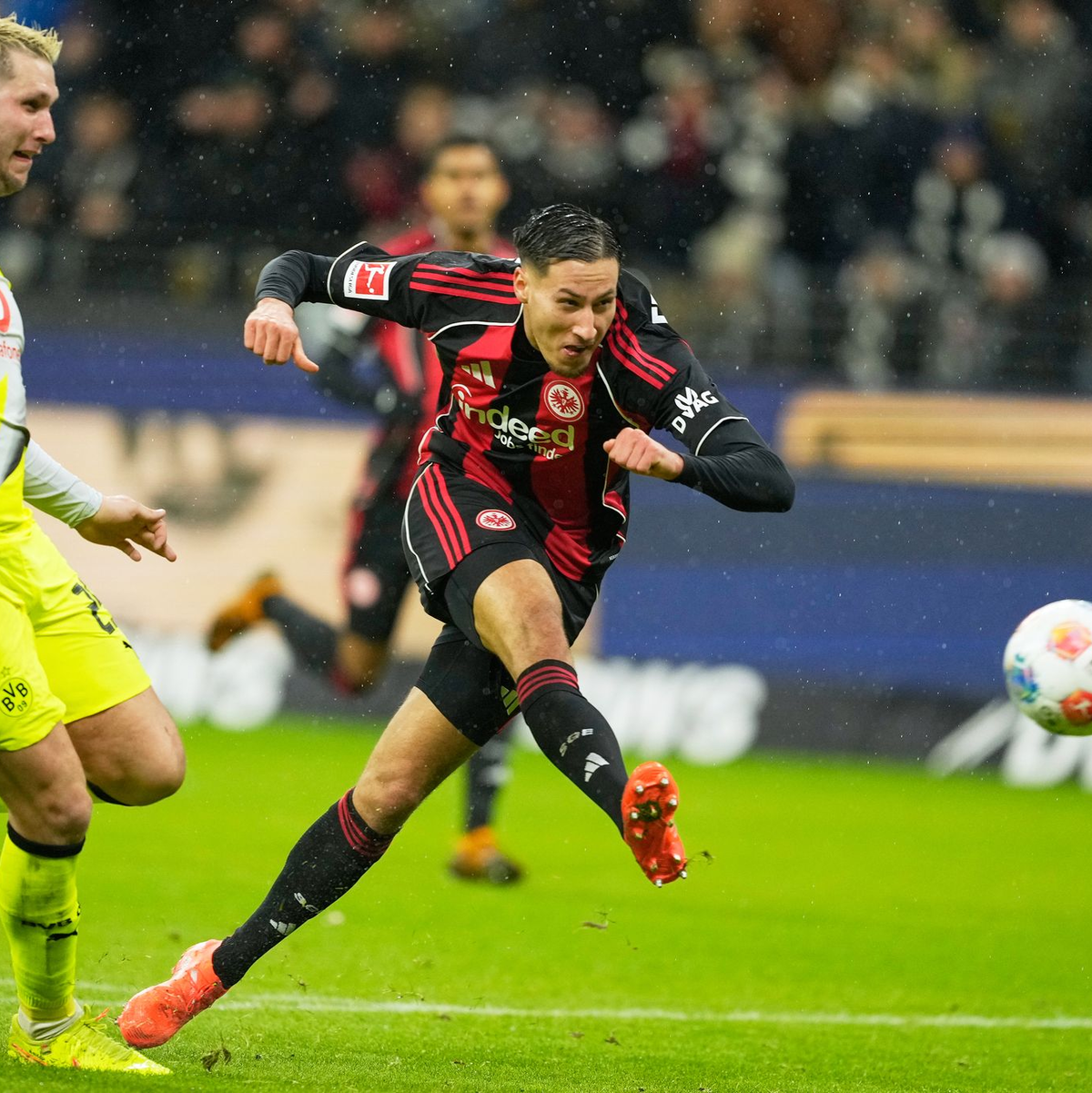 Frankfurts Younes Ebnoutalib schoss in seinem ersten Bundesliga-Spiel seinen ersten Treffer. - Foto: Michael Probst/AP/dpa