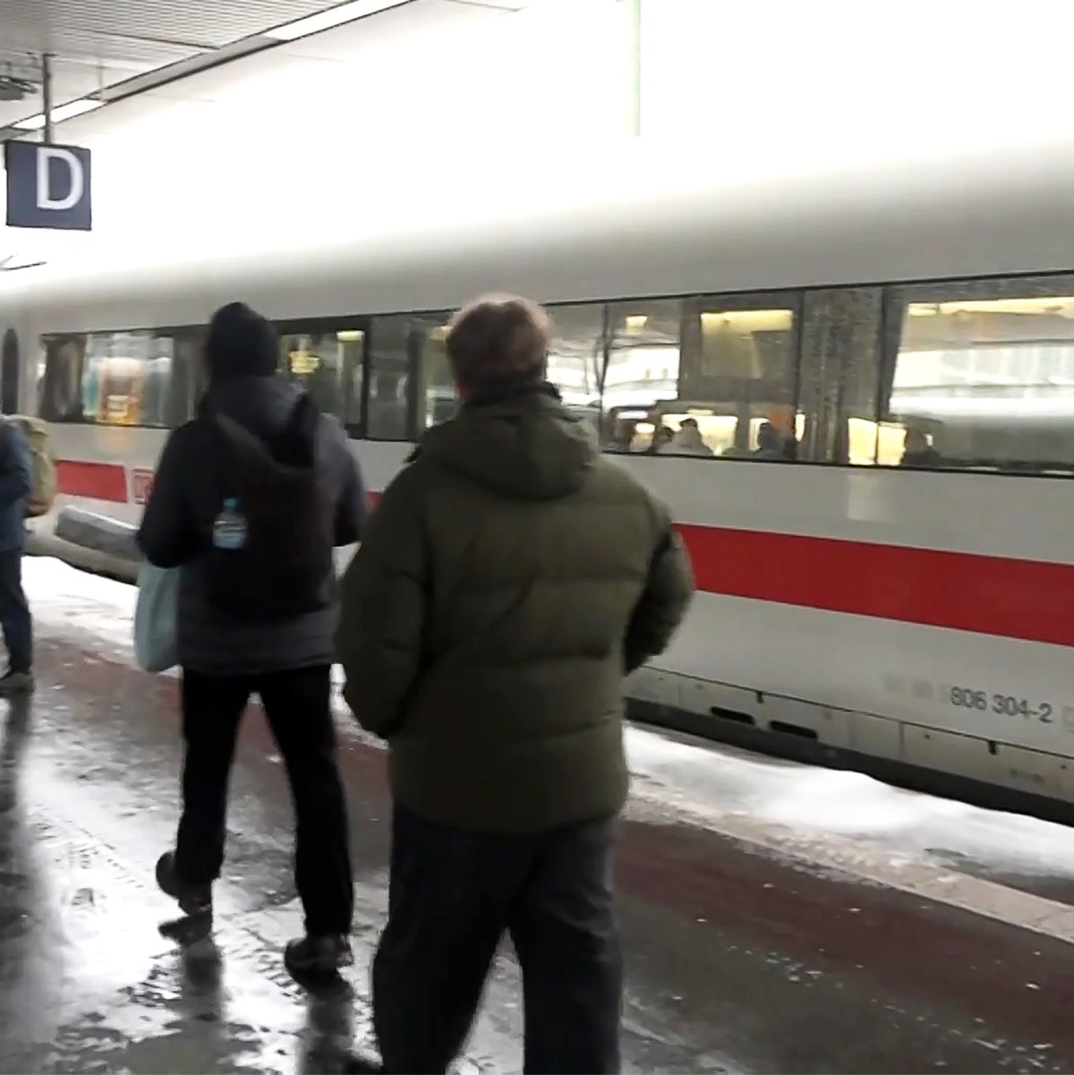 Im Bahnverkehr gibt es weiterhin starke Einschränkungen. - Foto: -/dpa