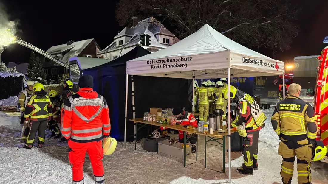 FW-PI: Großbrand in Mehrfamilienhaus - umfangreicher Feuerwehreinsatz in Rellingen - Bild: presseportal.de
