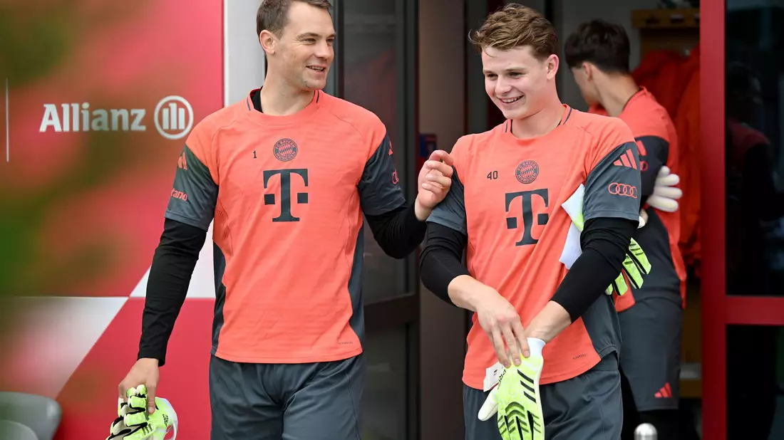 Optimale Torwart-Kombination: Manuel Neuer (l) und Jonas Urbig. (Archivbild) - Bild: Harry Langer/dpa