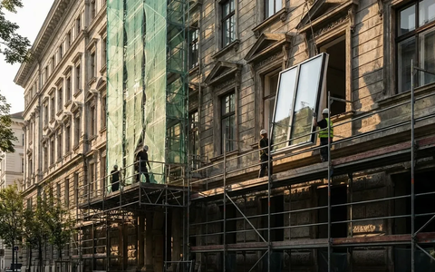 'FIX IT!'-Ausstellung fordert Bauwende: Umbau statt Abriss - Foto: über boerse-global.de