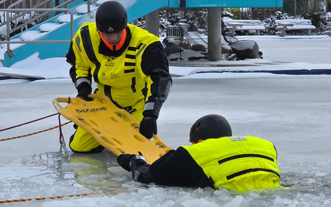 FW Celle: Feuerwehr warnt vor dem Betreten von Eisflächen - Eisretter der Feuerwehr Celle einsatzbereit - Feuerwehr übt den Ernstfall im Celler Badeland! - Foto: presseportal.de