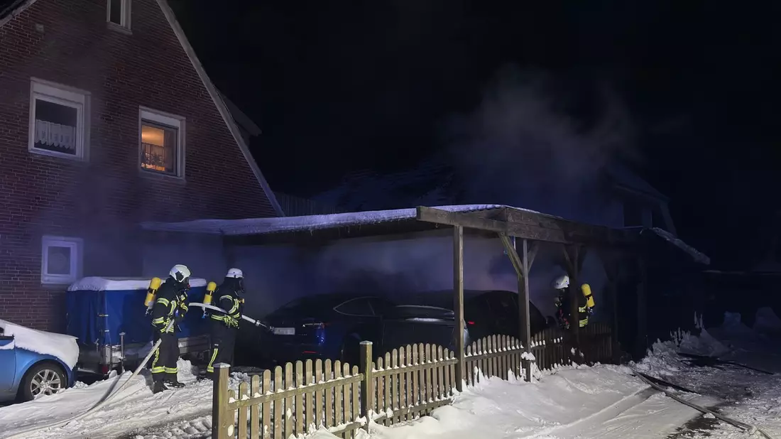 FW-AUR: Feuer an Carport greift auf Elektroautos über - Bild: presseportal.de