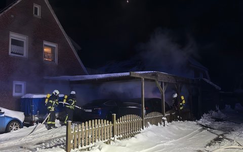 FW-AUR: Feuer an Carport greift auf Elektroautos über - Foto: presseportal.de
