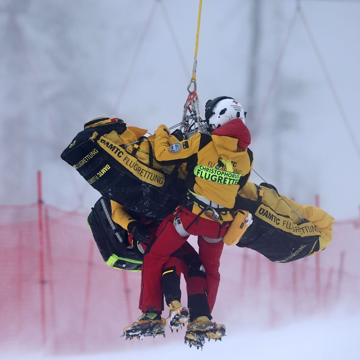 Die Österreicherin Magdalena Egger stürzte am Samstag bei der Anfahrt in Zauchensee schwer. - Foto: Marco Trovati/AP/dpa