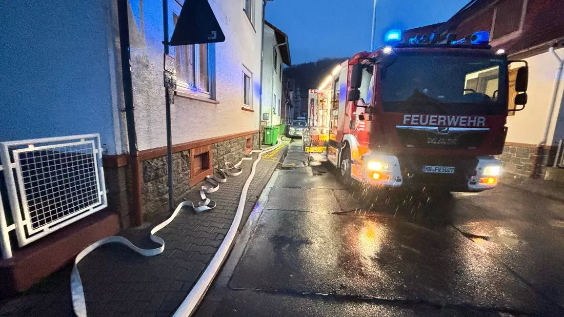 FW Weinheim: Wasserrohrbruch in Weinheim Sulzbach. Feuerwehr pumpt Keller aus - Bild: presseportal.de
