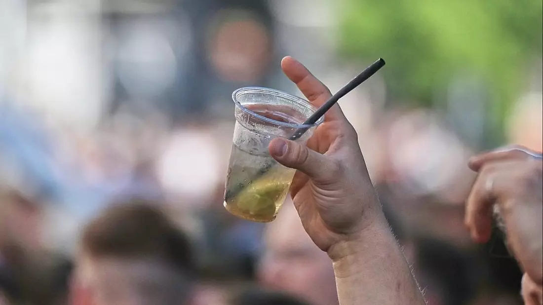 Ein Mann hält ein alkoholisches Getränk hoch (Archiv) - Bild: via dts Nachrichtenagentur