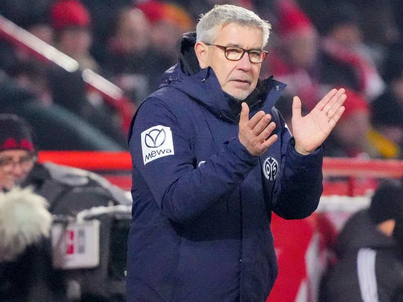 Silvan Widmer (l.) und Andrej Ilic (r.) kämpfen um den Ball.  - Foto: Soeren Stache/dpa