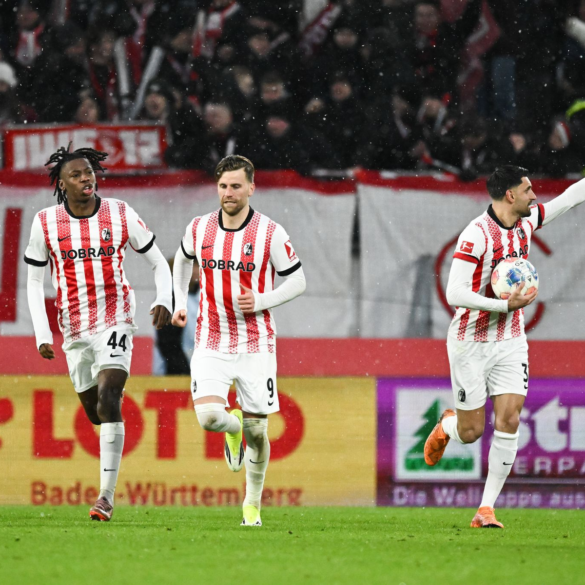 Hamburgs Nicolas Capaldo im Zweikampf mit Vincenzo Grifo. - Foto: Silas Stein/dpa
